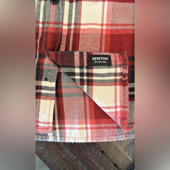 Burton Men's M Flannel Button Down Red White Black Plaid Layering Piece Gorpcore - Picture 8 of 10